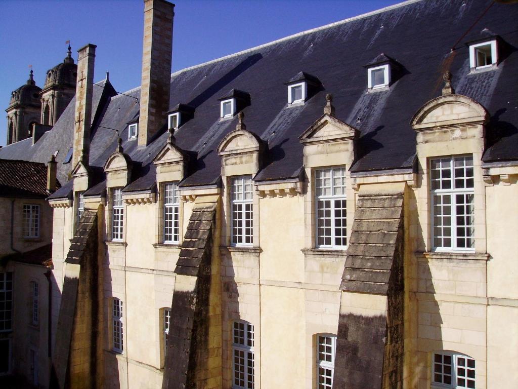 Abbaye Royale Hotel Saint-Jean-dʼAngély Esterno foto