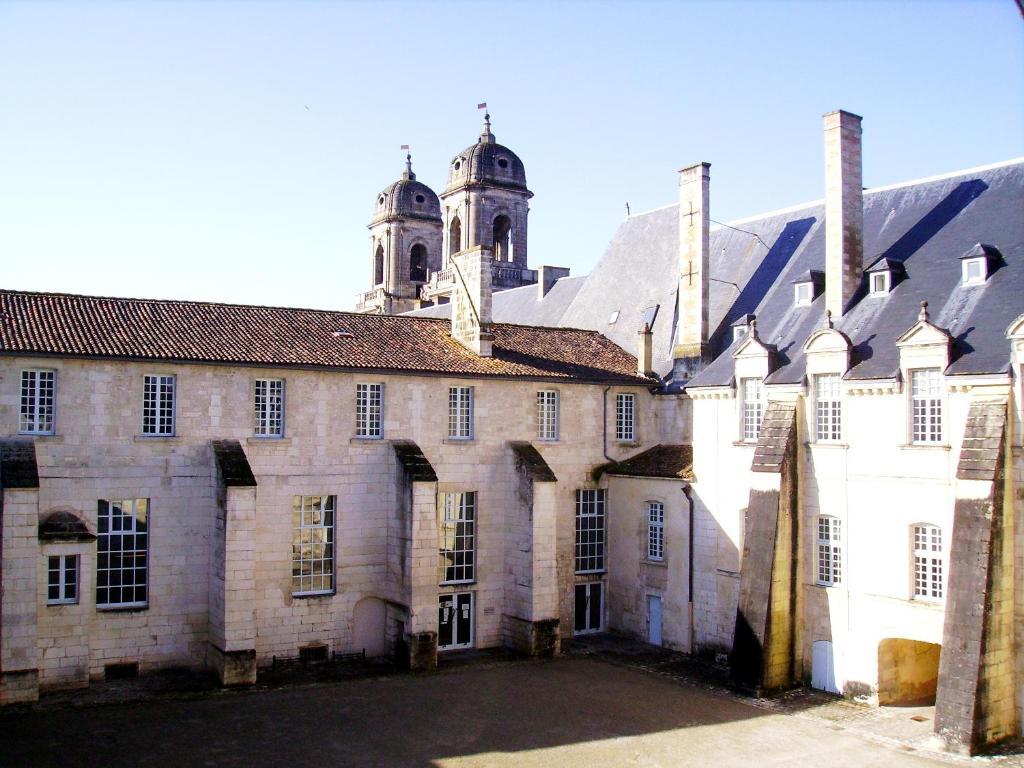 Abbaye Royale Hotel Saint-Jean-dʼAngély Esterno foto