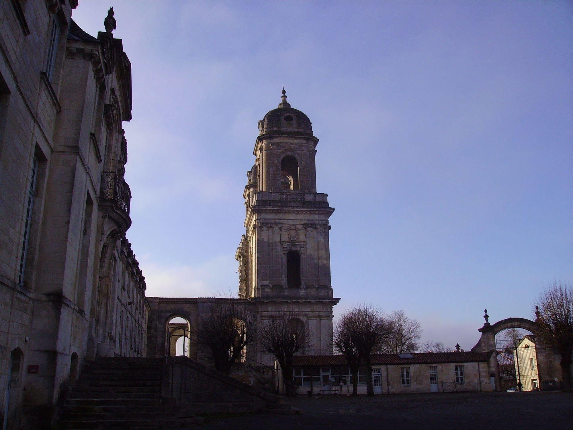 Abbaye Royale Hotel Saint-Jean-dʼAngély Esterno foto