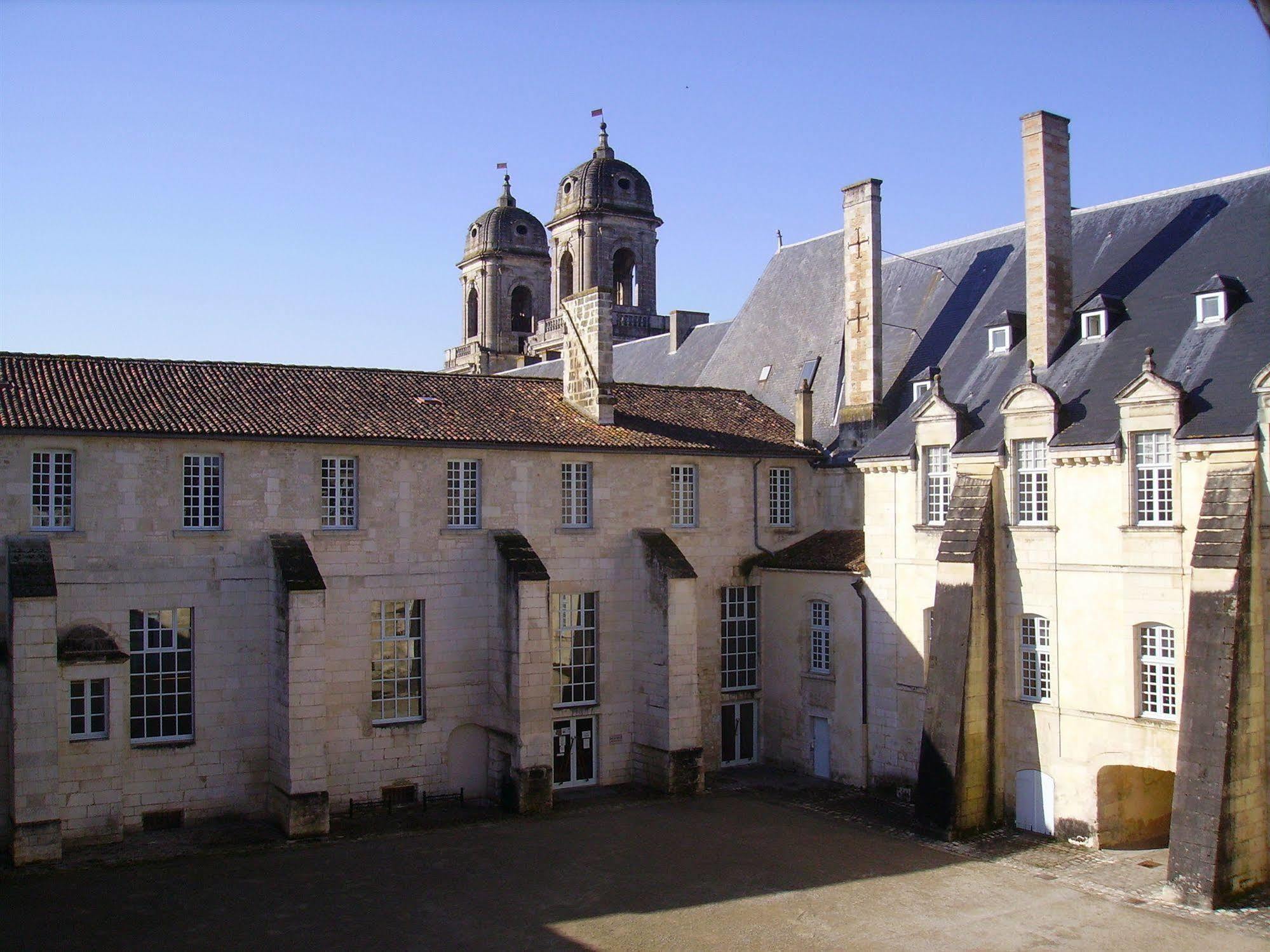 Abbaye Royale Hotel Saint-Jean-dʼAngély Esterno foto