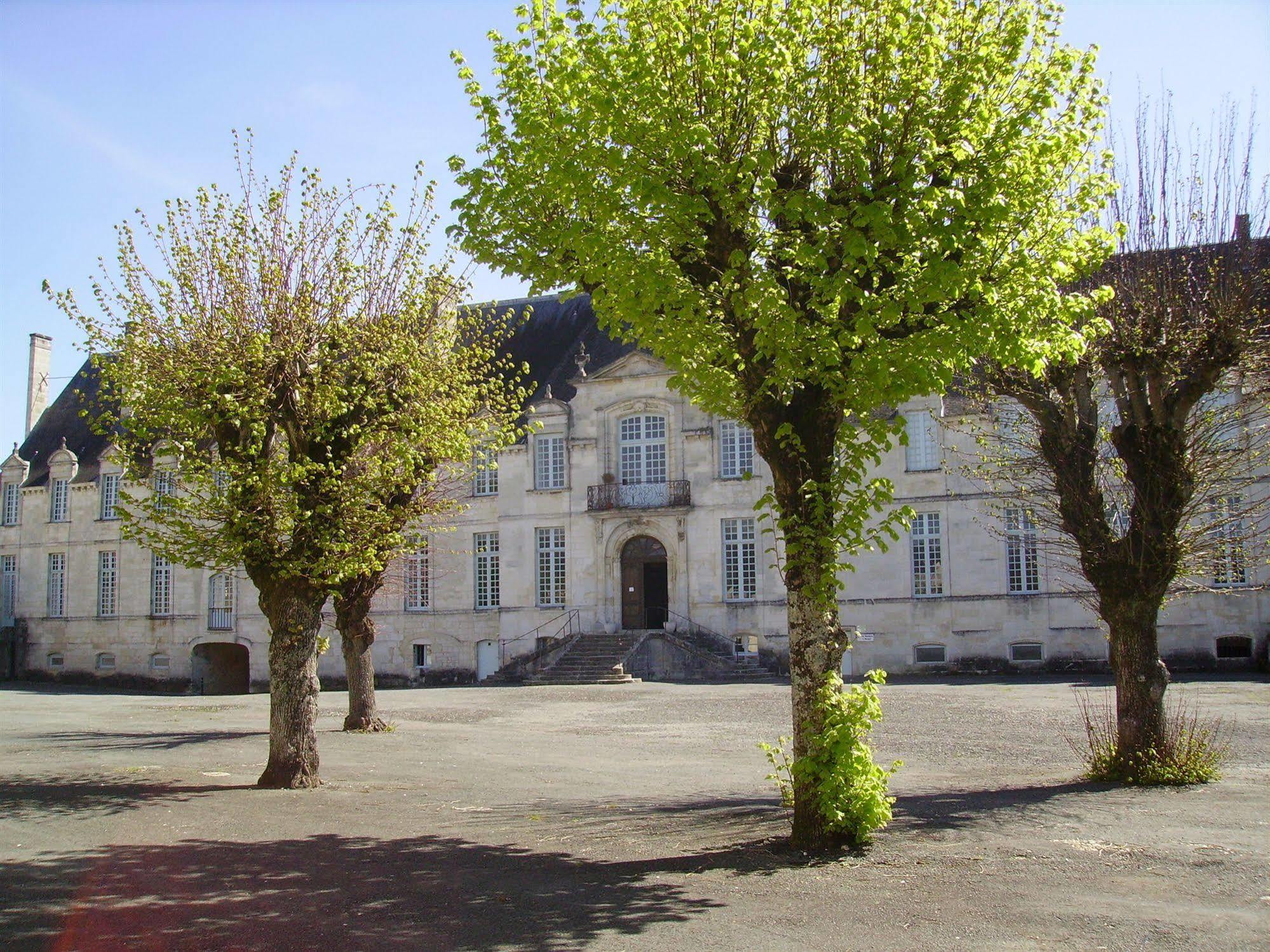 Abbaye Royale Hotel Saint-Jean-dʼAngély Esterno foto